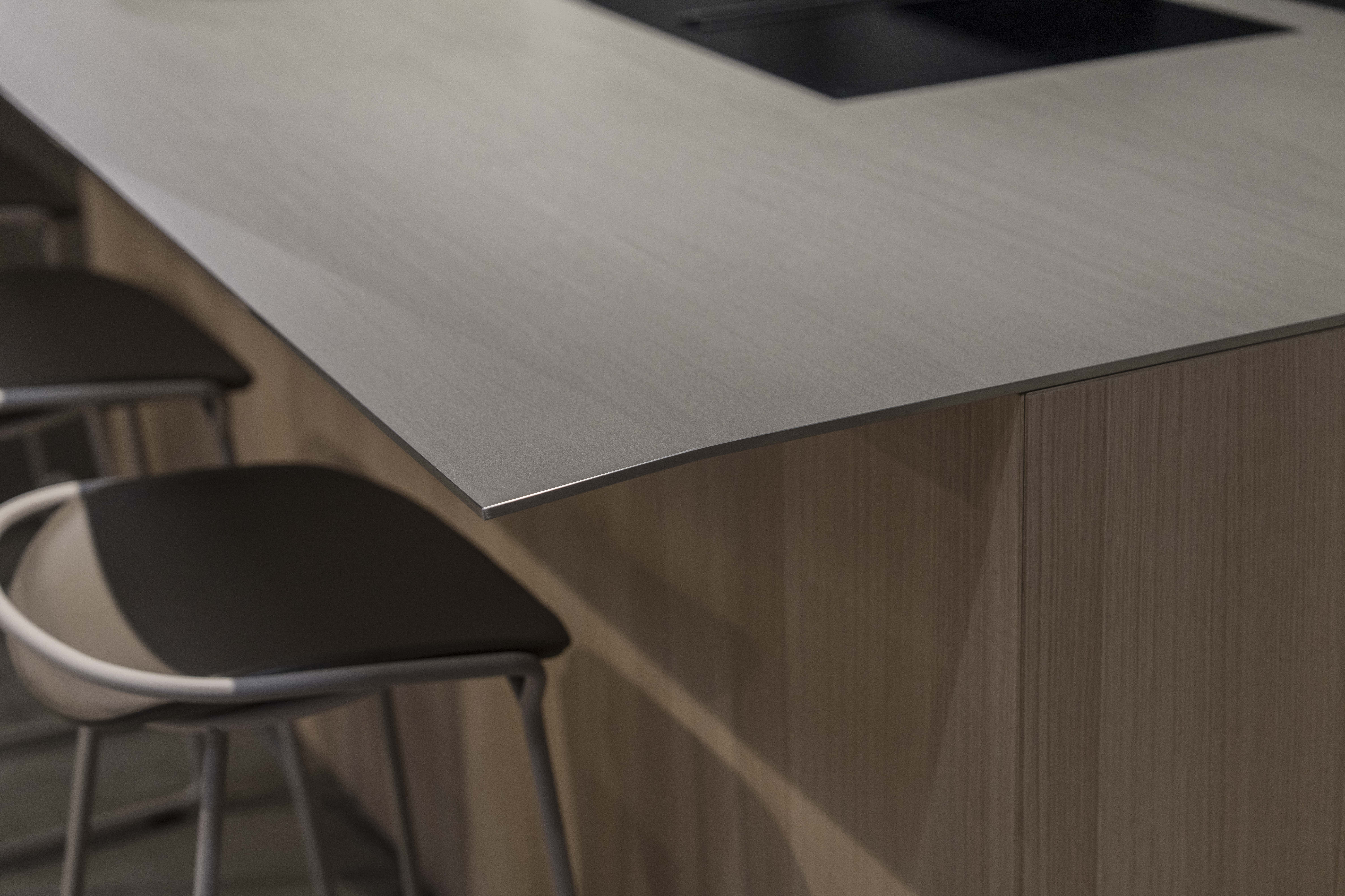 Edelstahl-Arbeitsplatte von Suter