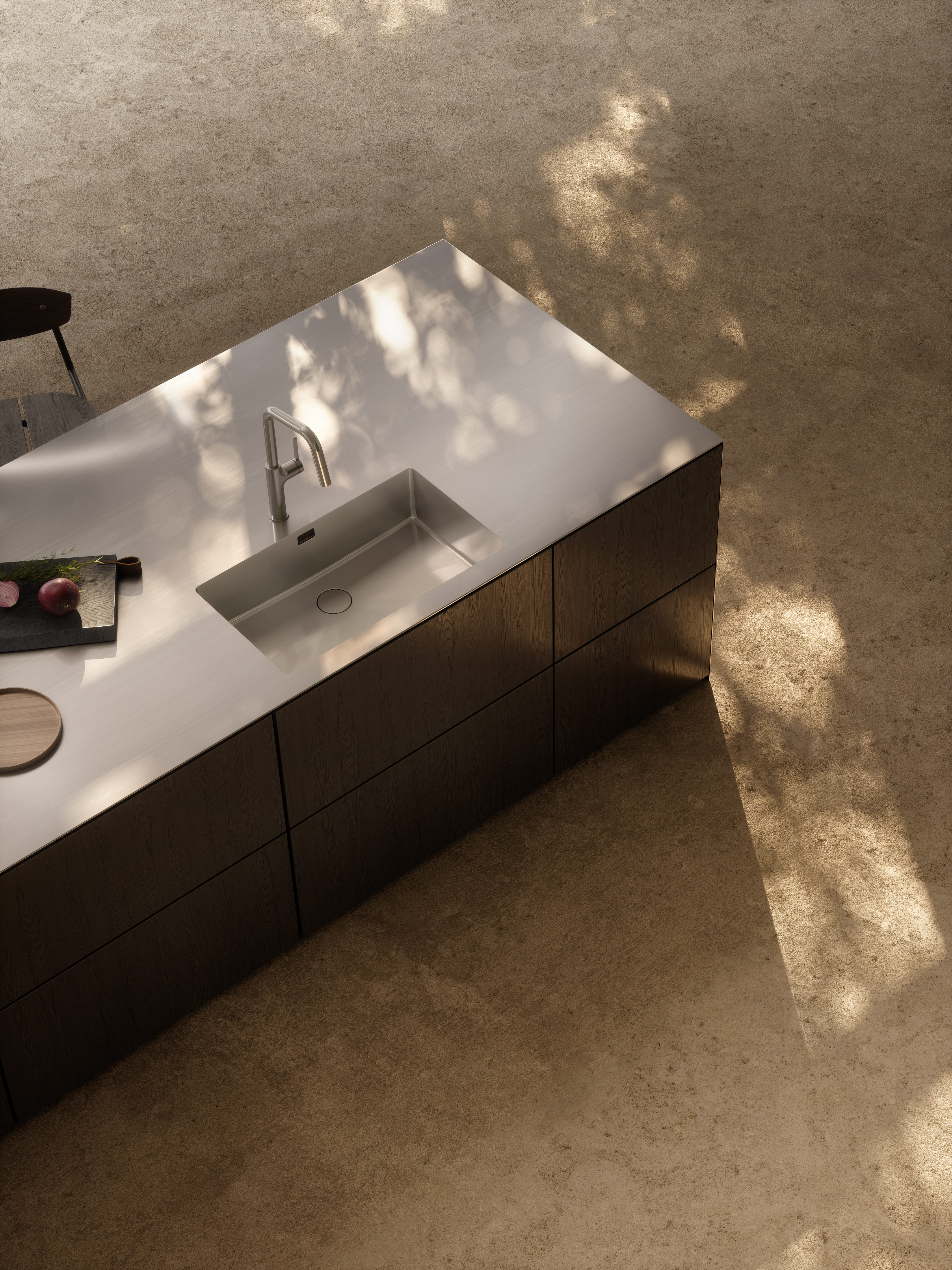 Spüle und Armatur von Suter in einer Kücheninsel von oben fotografiert.