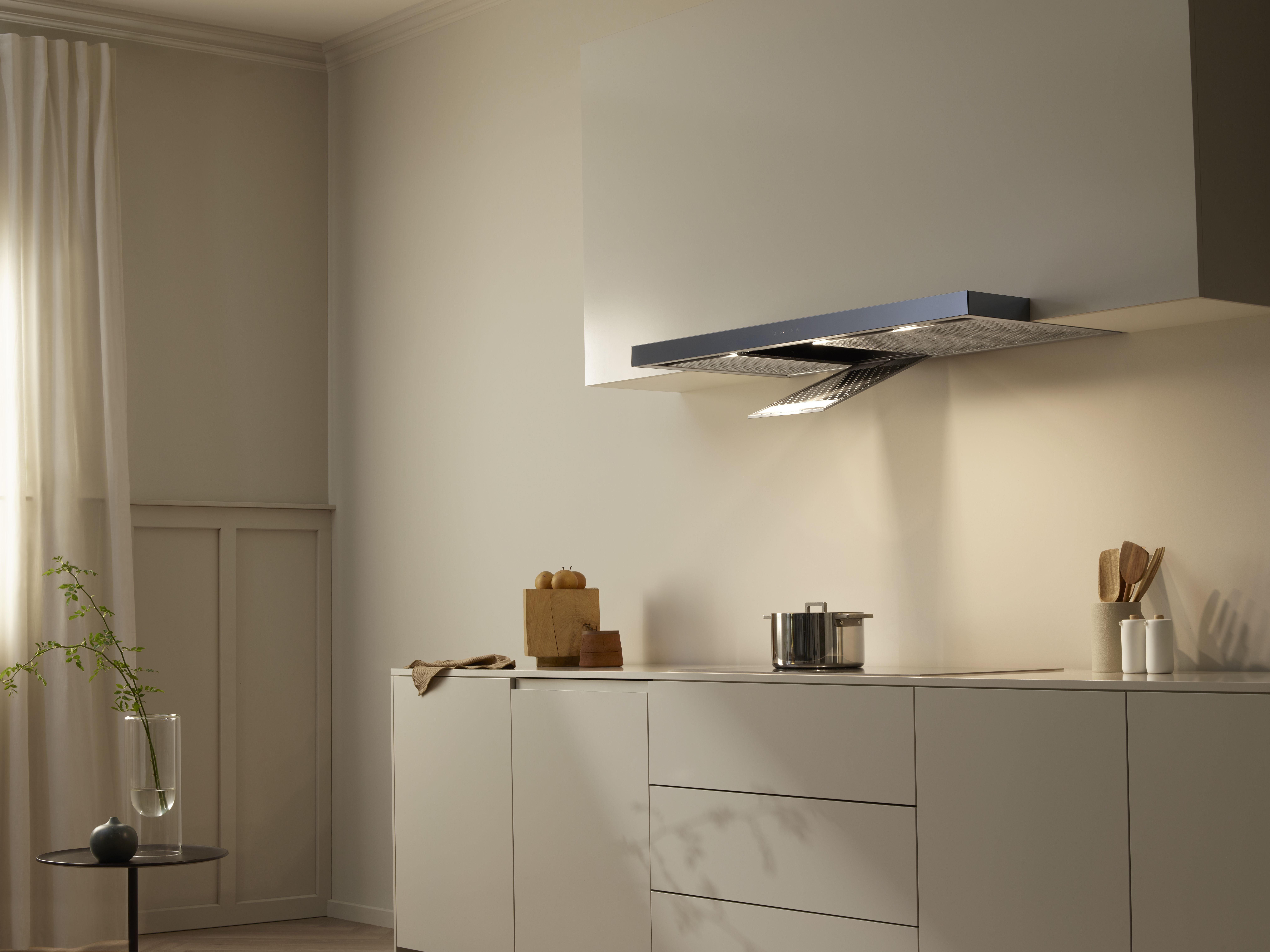 V-ZUG Dunstabzug im Hängeschrank aufgeklappt
