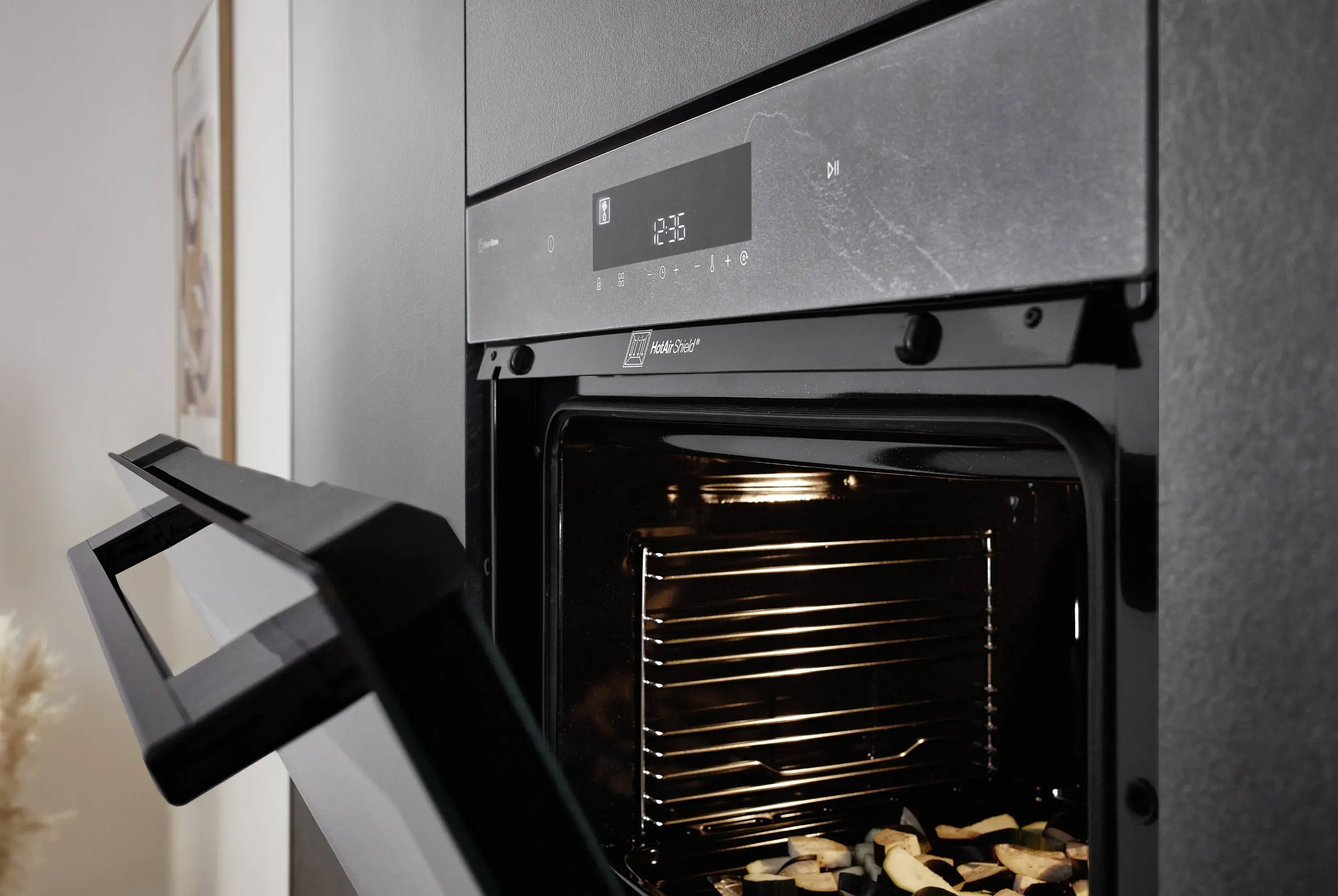 nobilia StoneArt Grauschiefer Front Backofen geöffnet Detailansicht